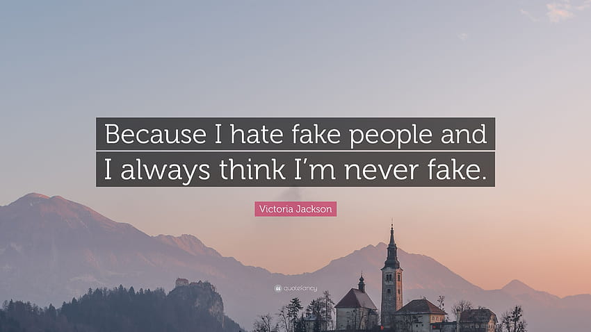 Zitat von Victoria Jackson: „Weil ich falsche Menschen hasse und immer denke, dass ich niemals falsch bin.“ HD-Hintergrundbild