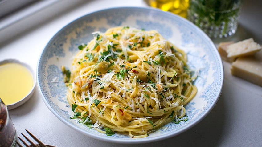 Donal Skehan's Spaghetti Aglio E Olio in 15 mins HD wallpaper