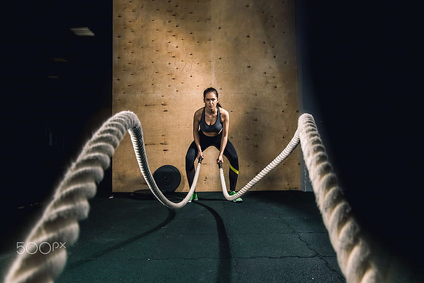 kämpfende Seile Mädchen beim Fitnesstraining fitter Körper, Frauenkampfseil HD-Hintergrundbild