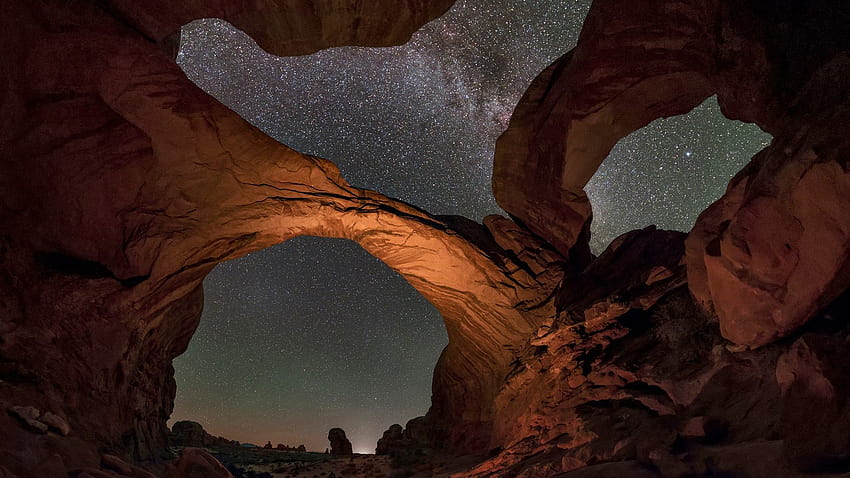 Extreme wide angle of the starry sky above the Double Arch, national park arches utah HD wallpaper