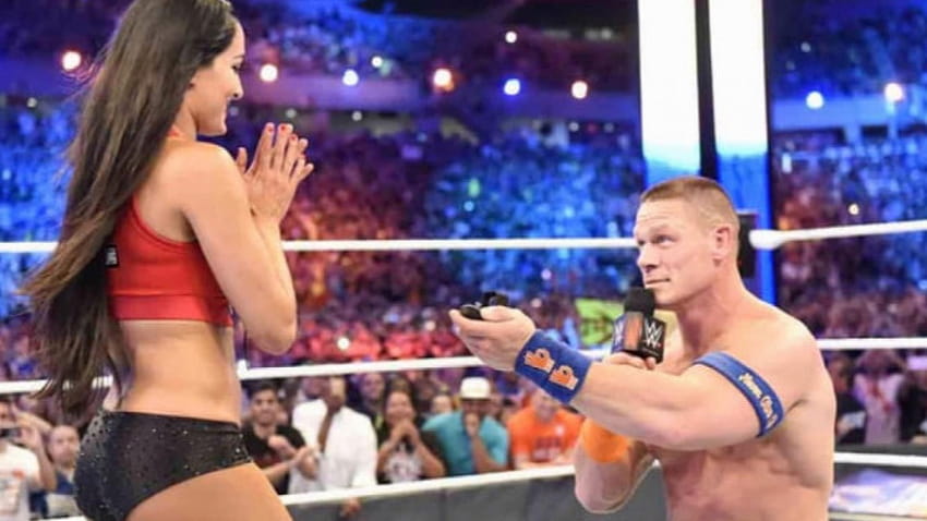La star de la WWE John Cena propose à sa petite amie Nikki Bella sur le ring: 