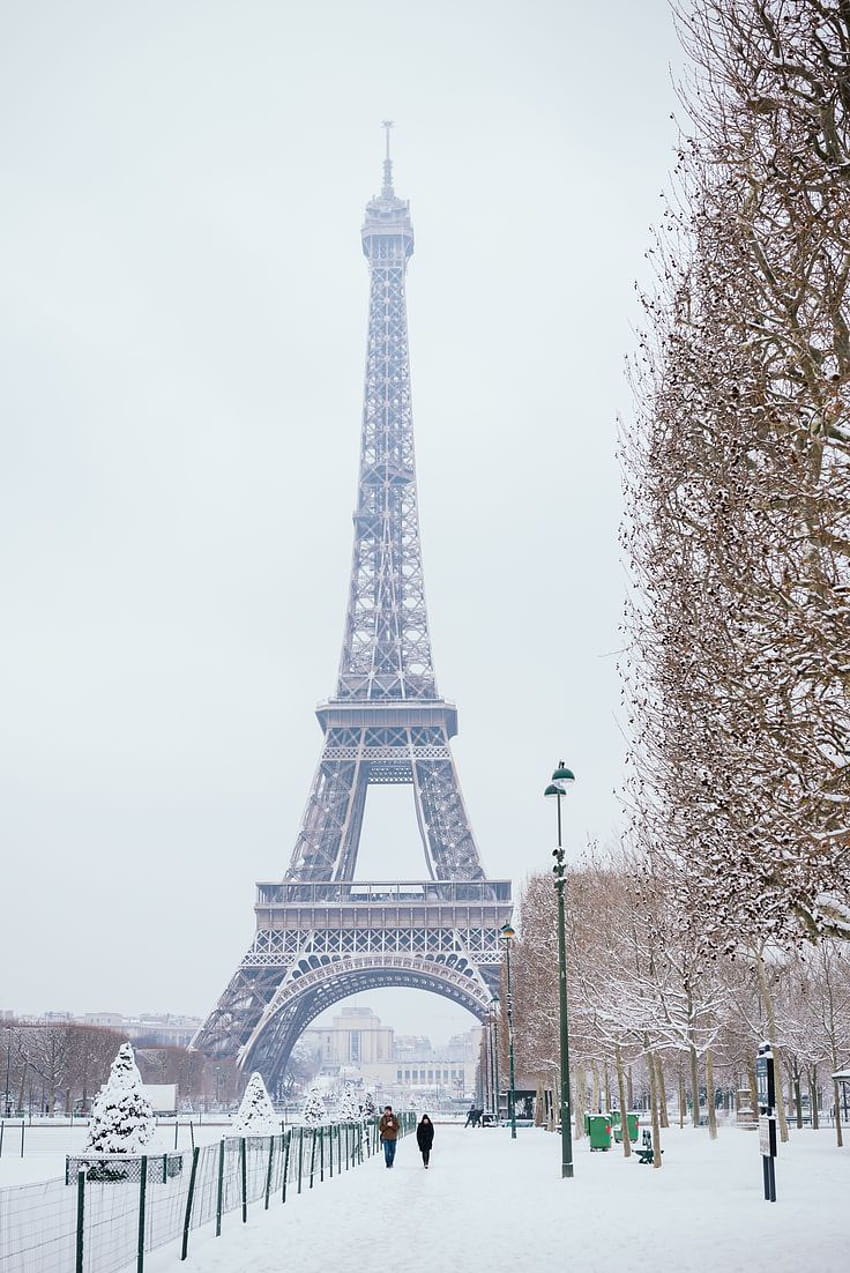 Snow white blanket in Paris at the Eiffel Tower. paris, paris winter phone HD phone wallpaper
