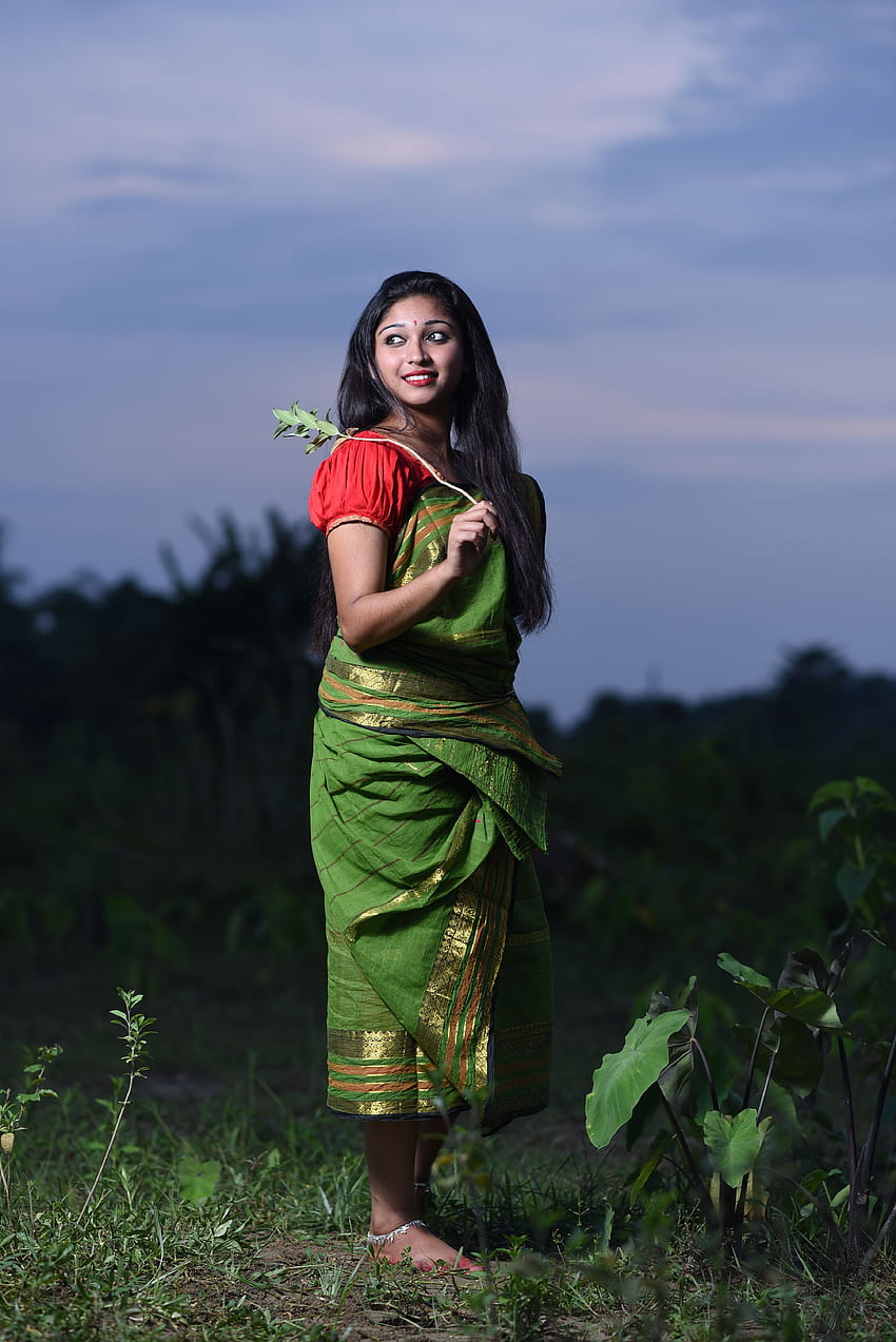Frau, die Pflanze hält · Lager, Dorfmädchen HD-Handy-Hintergrundbild