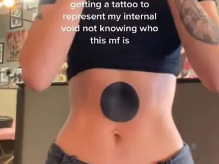 Das Tattoo eines jungen Mädchens auf dem Bauchnabel löst unter Internetnutzern eine Debatte aus. Hier ist der Grund HD-Hintergrundbild