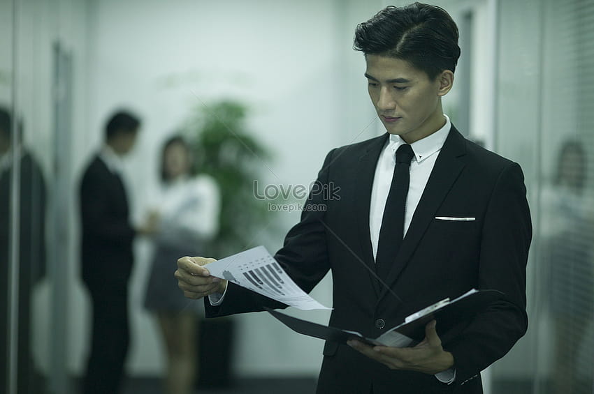 Business Men In Business Buildings Are In Business Office And, office man HD wallpaper