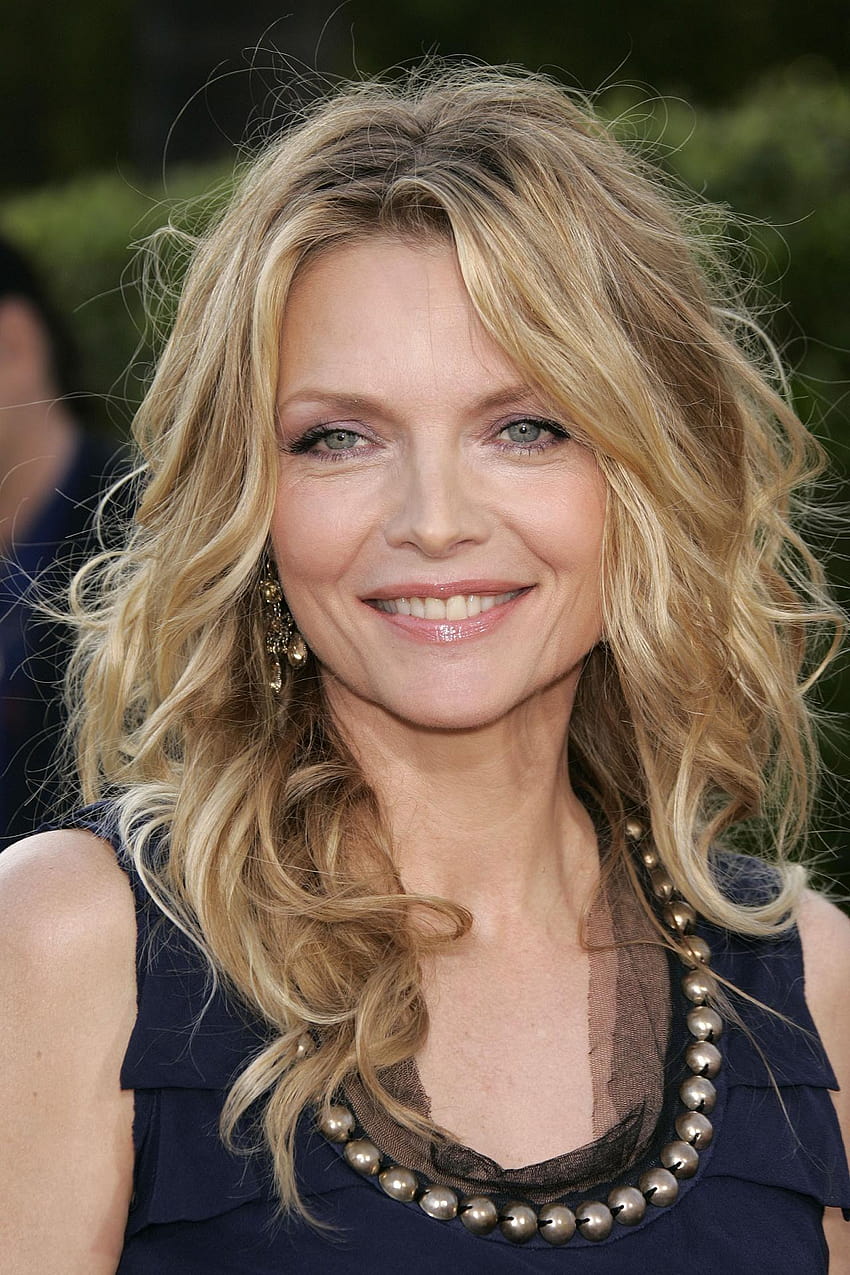 Michelle Pfeiffer Hairstyle Makeup Dresses Shoes And Perfume