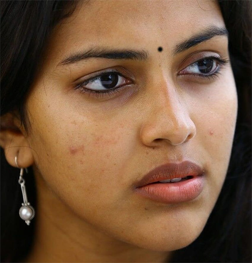 Actriz tamil Amala Paul sin maquillaje Cara Primer plano con vidrio, actriz tamil cara de cerca fondo de pantalla del teléfono