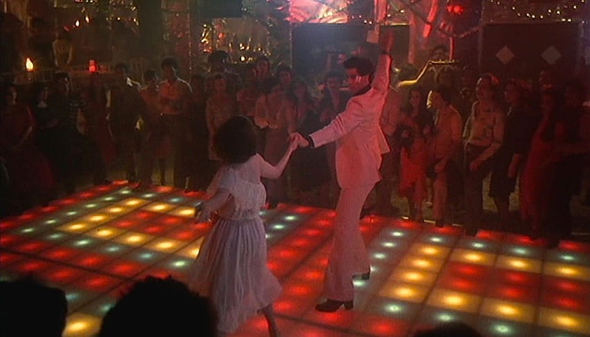 Febre de sábado à noite: o terno branco de discoteca de Travolta papel de parede HD