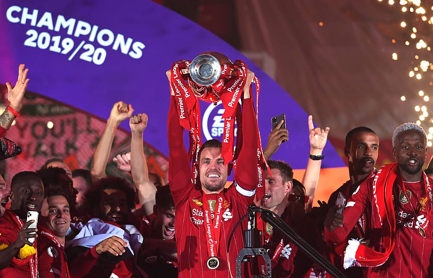 Ливърпул вдига трофея НА ЖИВО: Милнър се прицелва в Манчестър Юнайтед, докато Червените празнуват славата на Висшата лига с фойерверки, Лампард прегръща Мане след спора с Клоп, футболен клуб Ливърпул 2020 HD тапет