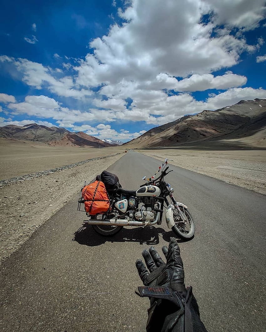 Pramod Kamble auf königlicher Enfield-Kugel, Ladakh-Fahrrad HD-Handy-Hintergrundbild
