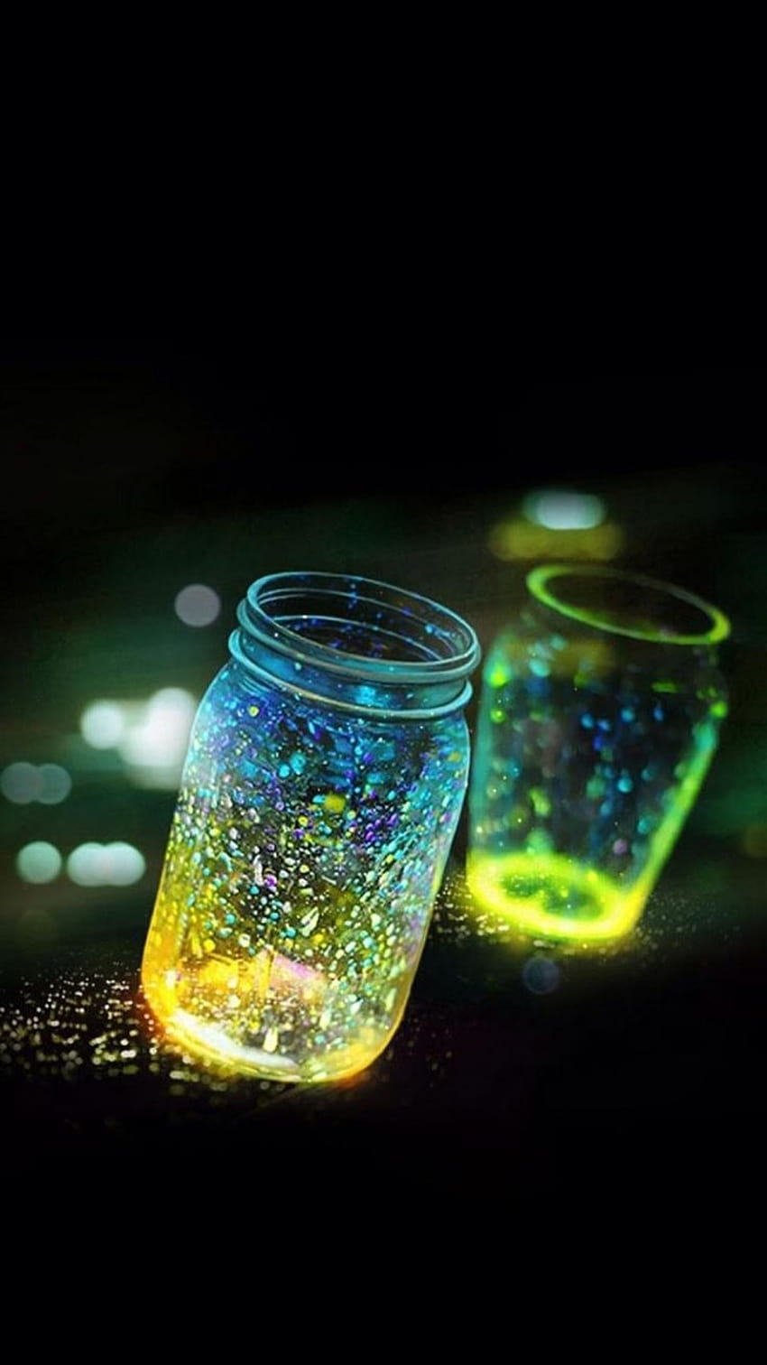 la botella de vidrio con purpurina fluorescente en Bokeh Dark ,beat... en 2021 fondo de pantalla del teléfono