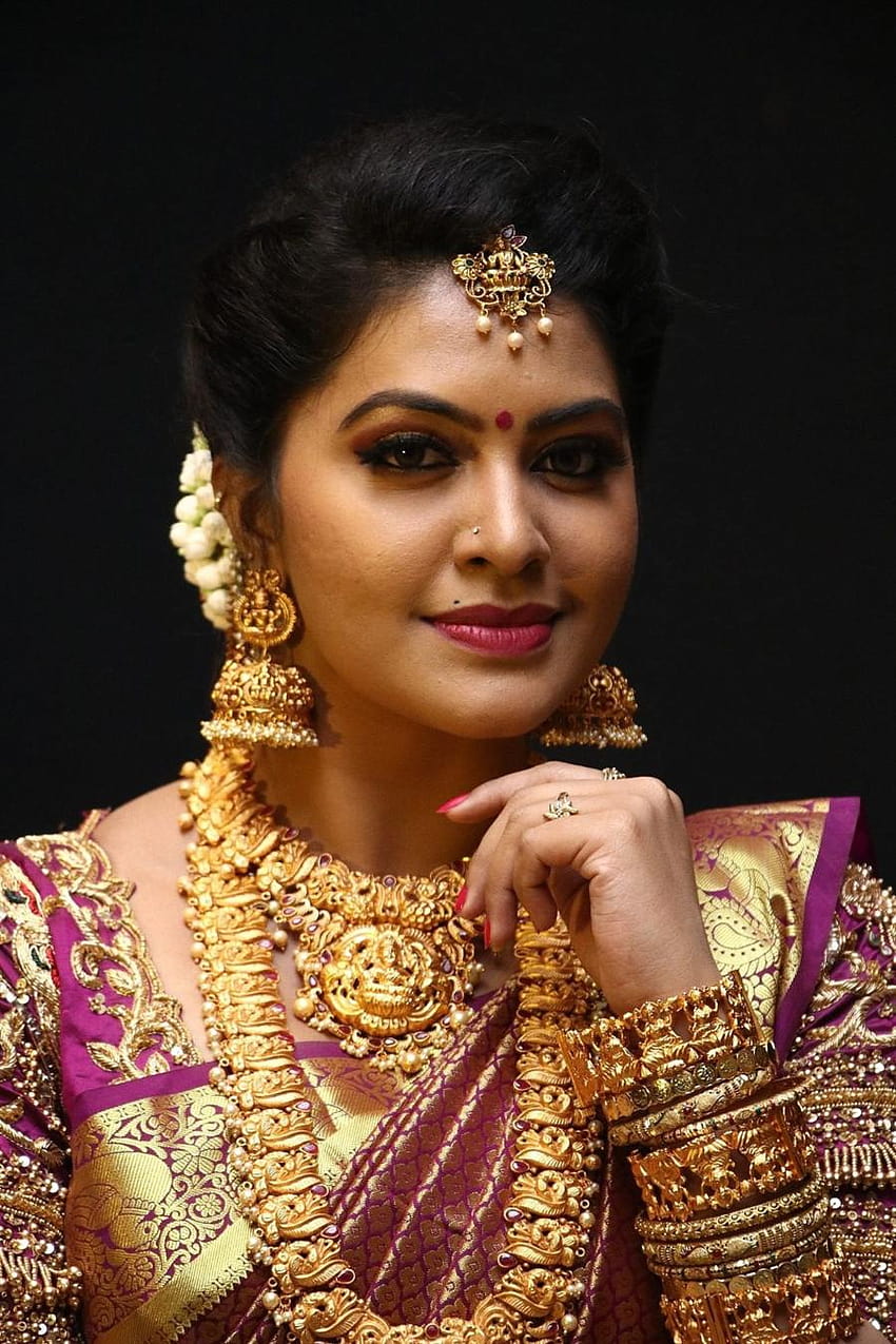 Piękna indyjska aktorka telewizyjna Rachitha Mahalakshmi w Maroon Silk, rachita serialowa aktorka z bliska Tapeta na telefon HD