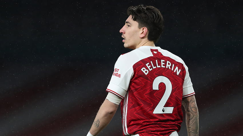 Männer in Blazern: Hector Bellerin führt die junge Arsenal-Mannschaft auf und neben dem Spielfeld an HD-Hintergrundbild
