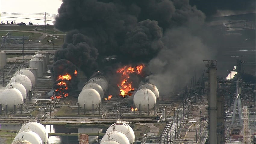 : Flames, smoke billow out of chemical plant in Port Neches after multiple explosions HD wallpaper
