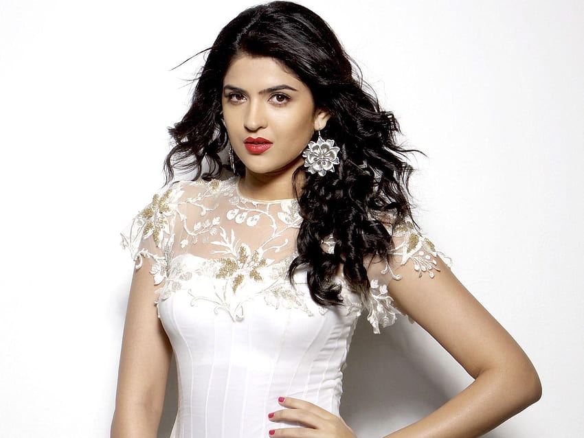 Deeksha Seth im weißen Kleid HD-Hintergrundbild