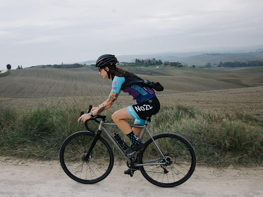 Krista Ciminera del numero 22 Racing sulle strade gravel in Toscana, bike tuscany Sfondo HD