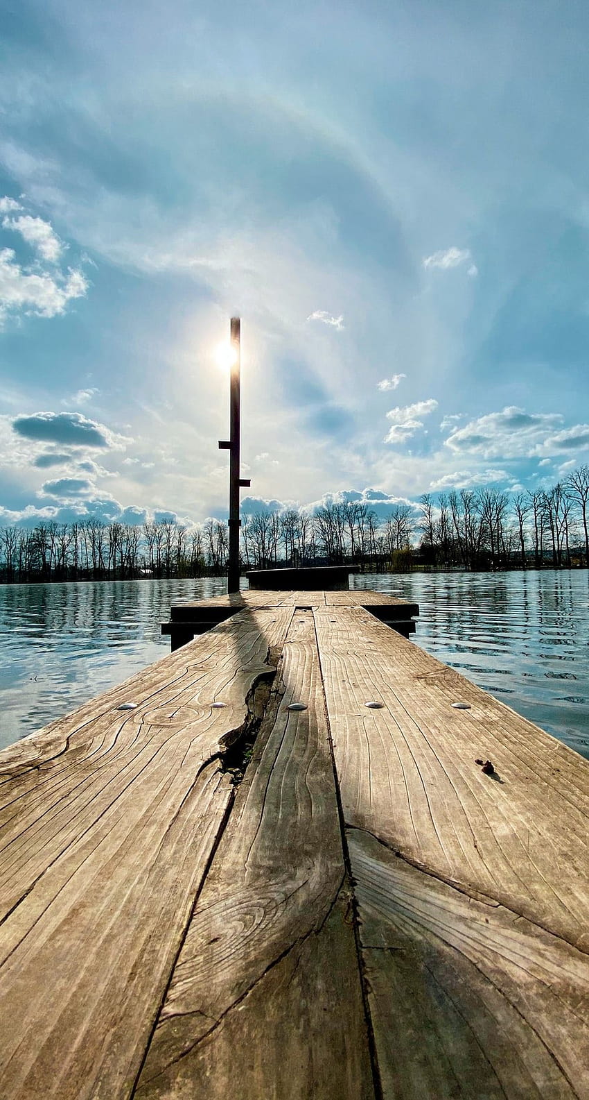 кафяв дървен док на езерото през деня – вода включена HD тапет за телефон