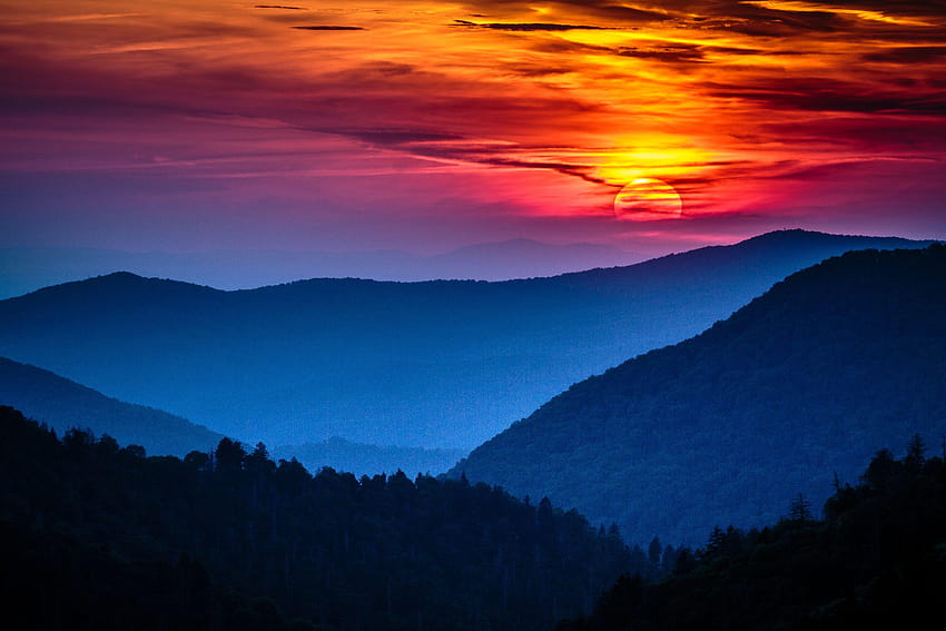 Atemberaubende Aussicht auf den Sonnenaufgang am Great Smoky Mountain. Wer würde das tun, großer Sonnenaufgang in den rauchigen Bergen HD-Hintergrundbild