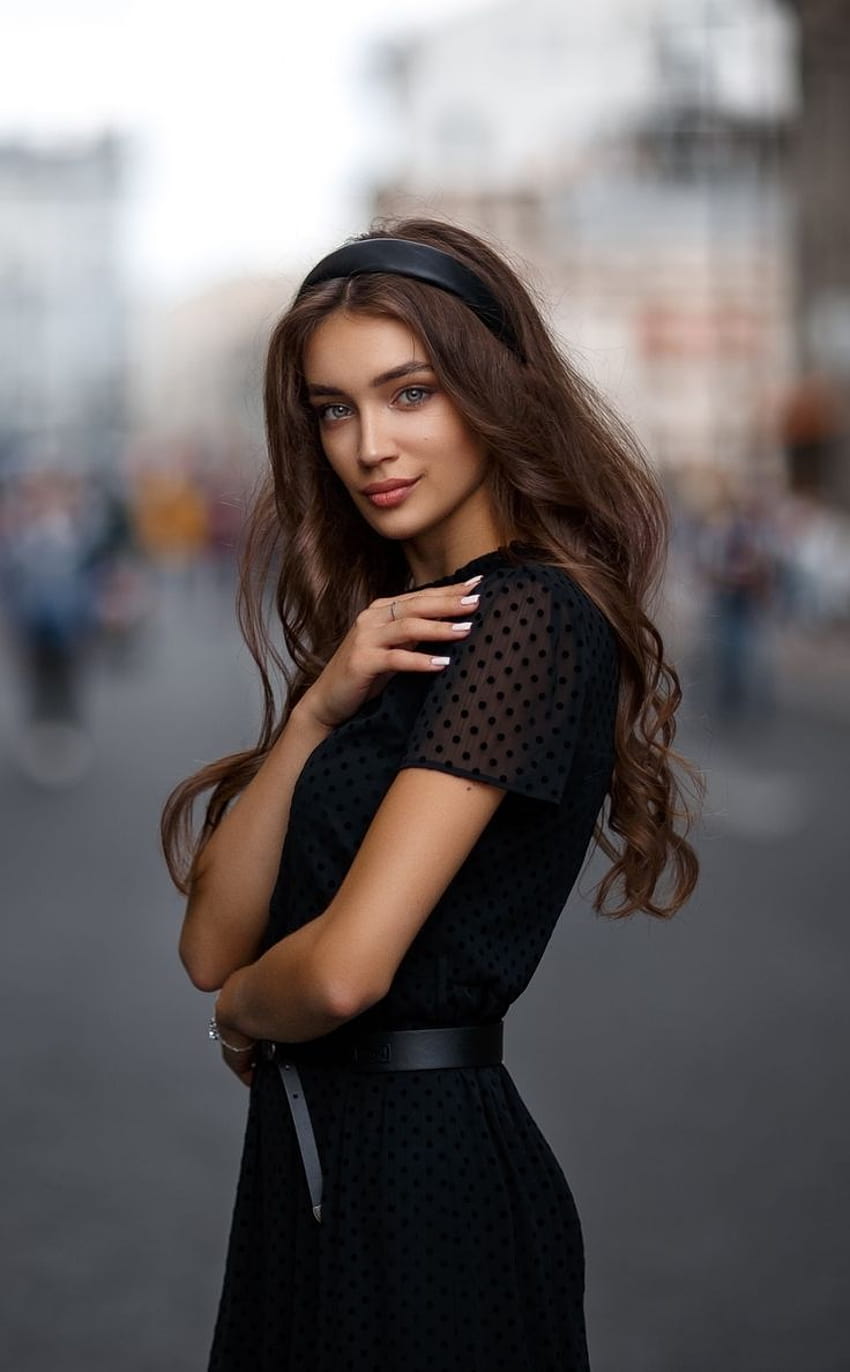 950x1534 Vestido negro, bonita, cabello largo, modelo de mujer, trajes de modelo de mujer fondo de pantalla del teléfono