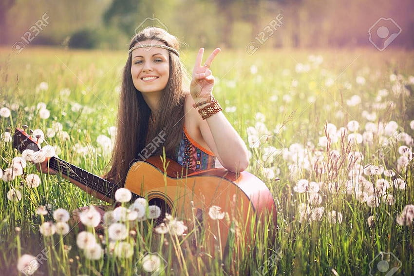 Gülümseyen hippi kadın barış işareti veriyor. dom ve uyum, kadın hippi HD duvar kağıdı
