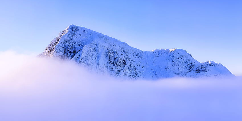 구름 위의 눈 덮인 산 정상의 풍경화, 산 위의 하늘 HD 월페이퍼
