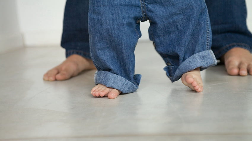 家族関係 小さな足のお父さん 赤ちゃんの床歩きの最初のステップについて 高画質の壁紙