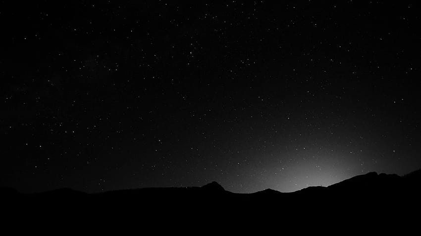 Planos de fundo preto e branco da montanha do céu noturno, fundo escuro do céu noturno papel de parede HD