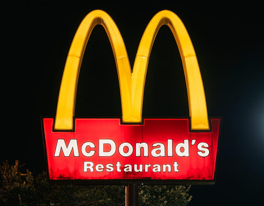 マクドナルドが黒人資本主義の約束と落とし穴をどのように象徴するようになったか、マクドナルドのロゴ 高画質の壁紙