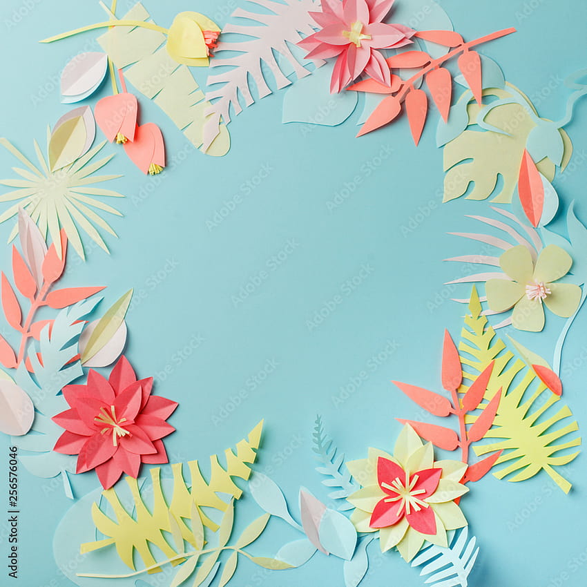 Coloridas flores de papel tropical hechas a mano y hojas sobre s azules pastel con espacio de copia en el medio, concepto de flor de primavera de verano, idea de origami de papercraft Stock fondo de pantalla del teléfono
