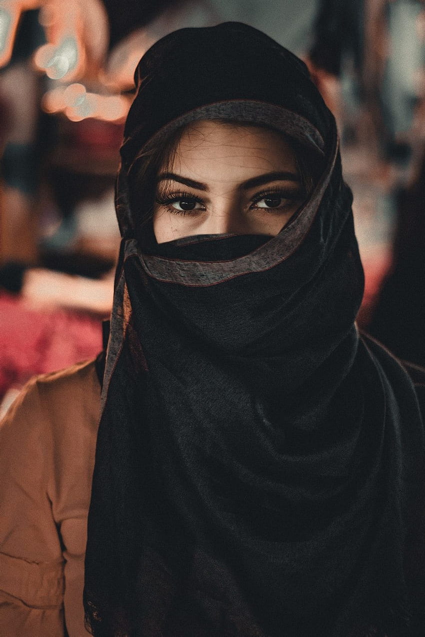 mujer con hiyab negro de pie – Ropa, niña burka fondo de pantalla del teléfono