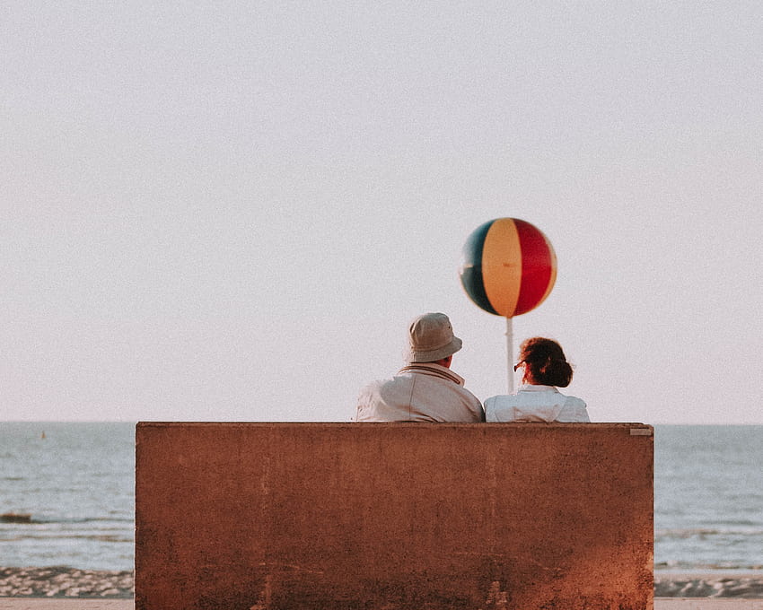 Възрастна двойка на морския бряг през лятото · Наличност, лятна естетика на двойката HD тапет