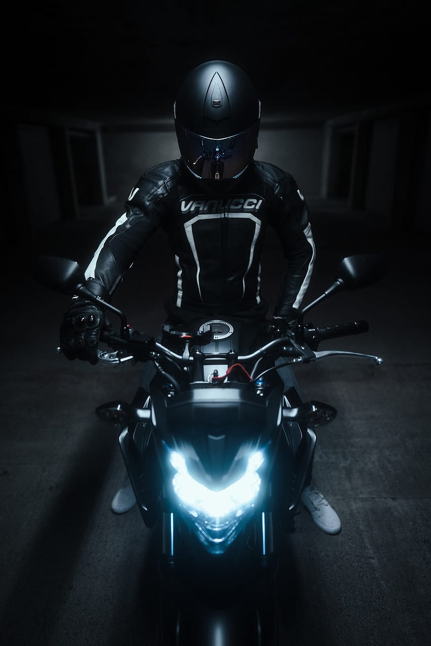 녹색 스포츠 자전거를 타고 흑백 오토바이 헬멧을 쓴 남자 - 오토바이, 검은 옷과 헬멧 HD 전화 배경 화면