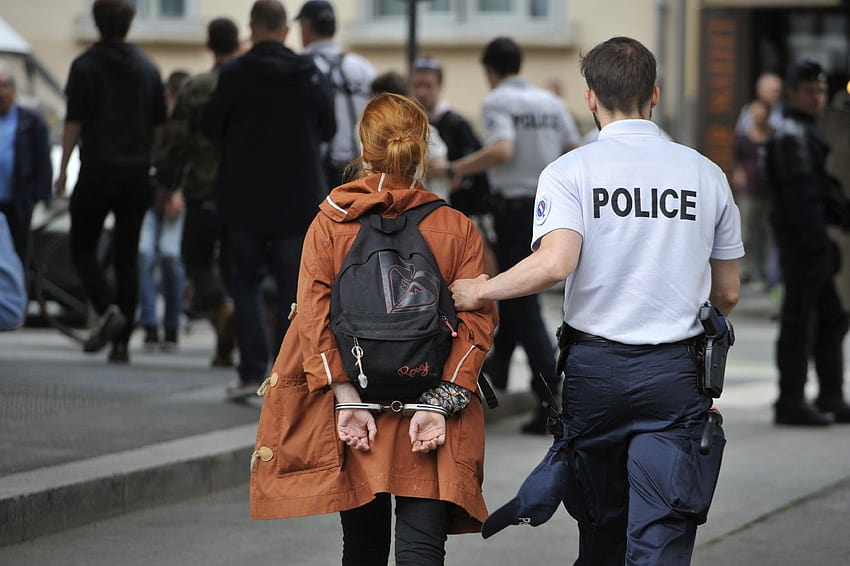 Жена арестувана и с белезници на гърба във Франция. Белезници може би тип Rivolier или Manurhin., момичета с белезници HD тапет
