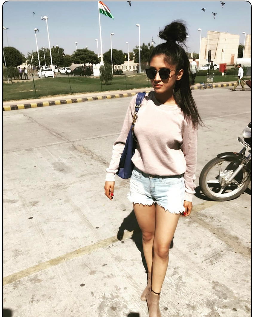 Shivangi Joshi heiße Beine in Shorts mobil HD-Handy-Hintergrundbild