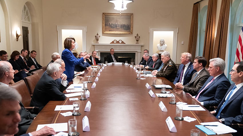 Was 4 Kunstexperten im ikonischen Weißen Haus von Nancy Pelosi/Donald Trump sehen HD-Hintergrundbild
