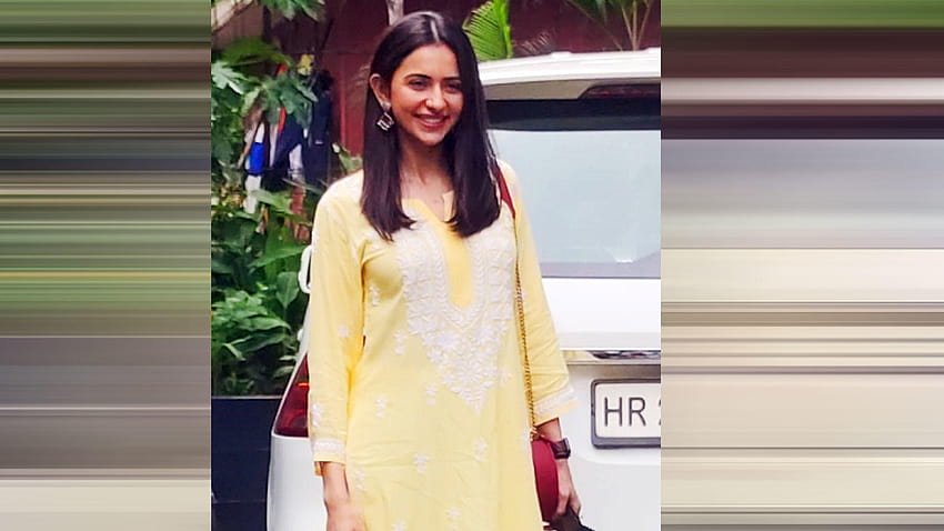Rakul Preet Singh entscheidet sich für ein leuchtend gelbes Outfit für ihren Arbeitsausflug HD-Hintergrundbild