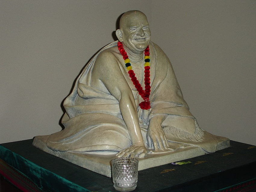 Neem Karoli Baba-Skulptur in der Ram Dass-Bibliothek HD-Hintergrundbild