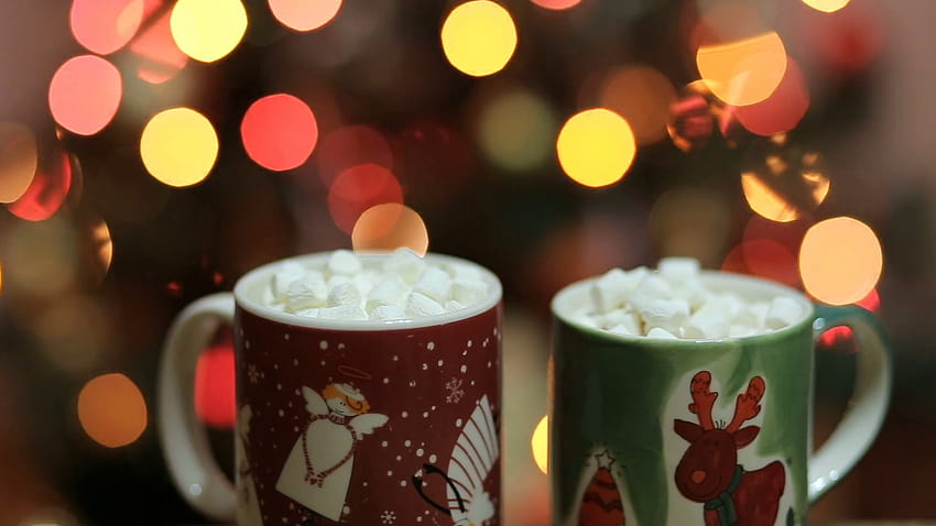 Secangkir coklat panas dengan marshmallow dengan dekorasi Natal di rumah, pohon Natal di latar belakang, suasana hati yang nyaman Stok Rekaman Video, natal chocalate panas Wallpaper HD