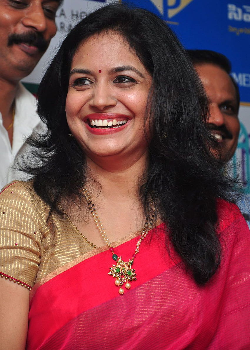 นักร้องหนังอินเดีย Sunitha Hot In Red Saree วอลล์เปเปอร์โทรศัพท์ HD