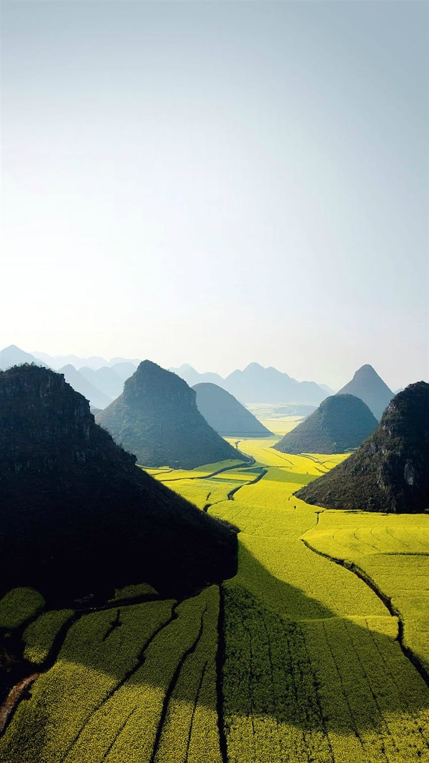Природа Планина Високо Зелено поле Пейзаж iPhone 8, полета с планина HD тапет за телефон