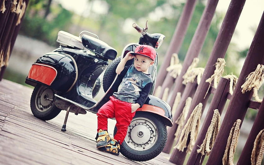 Стилно сладко момче с велосипед, стилно момче HD тапет