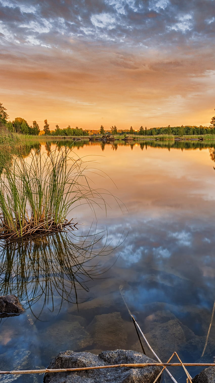 Finnland-Fluss mit Steinen im Morgengrauen Natur, Finnland iPhone HD-Handy-Hintergrundbild