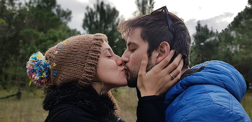 Hombres Parejas enamoradas Beso Dos Chicas Gorro de invierno Manos, gente  besándose fondo de pantalla | Pxfuel