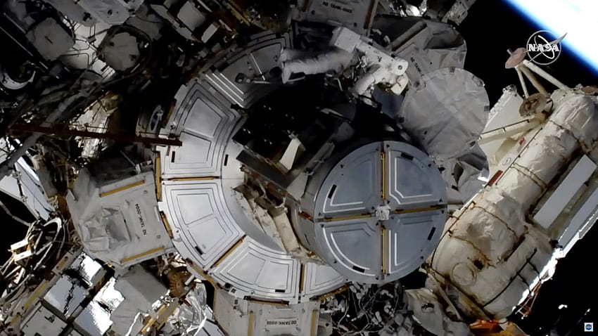 Астронавт завършва космическа разходка без камера на шлема, светлини HD тапет