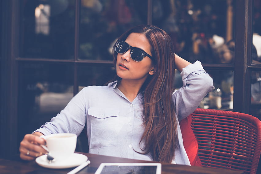 Портрет на млада жена, която пие кафе у дома · Наличност, минималистични жени и кафе HD тапет