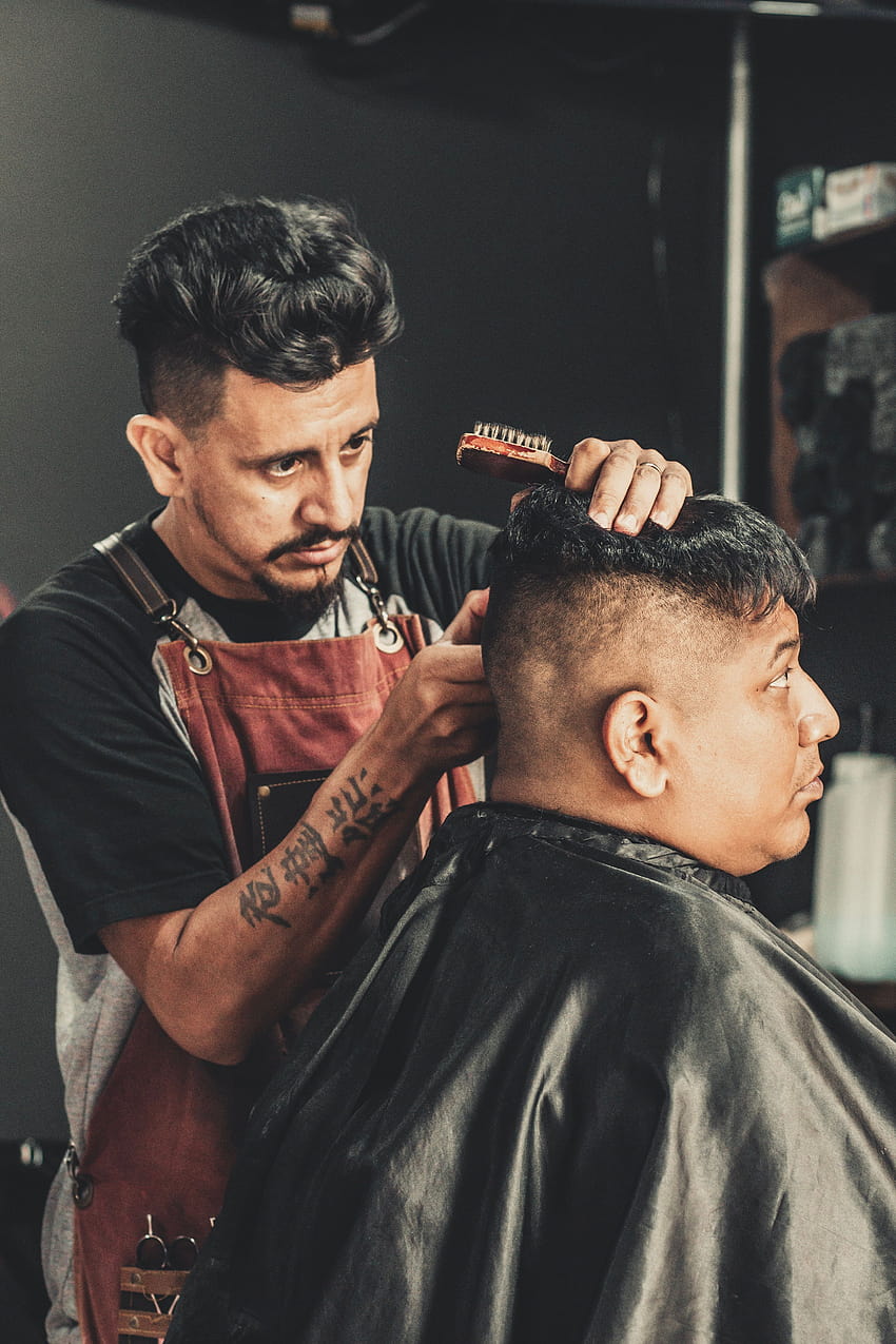 Barber Cutting Man's Hair · Stock wallpaper ponsel HD