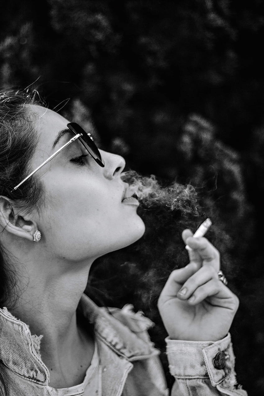 Monocromatico di donna che fuma sigaretta · Magazzino, donne che fumano sigarette Sfondo del telefono HD