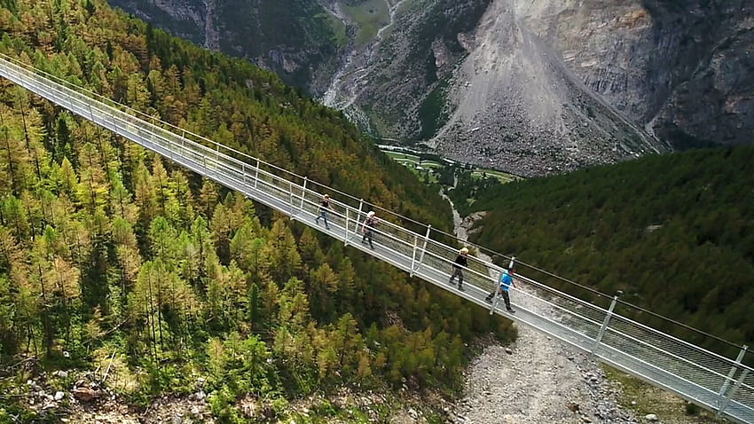 So überqueren Sie die Schweizer Charles-Kuonen-Hängebrücke im Reichenbachtal, Schweiz HD-Hintergrundbild
