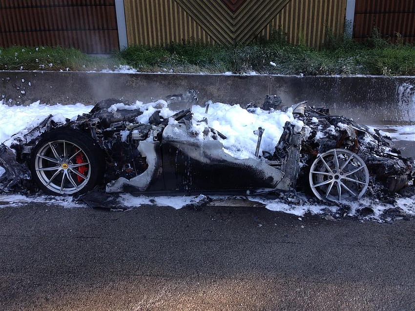 La Ferrari F12 TDF brûle sur l'autoroute, il n'en reste plus que 798 Fond d'écran HD