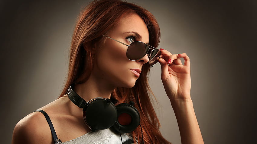 Headphone Gadis berambut merah kacamata wanita muda 3840x2160, kacamata gadis Wallpaper HD